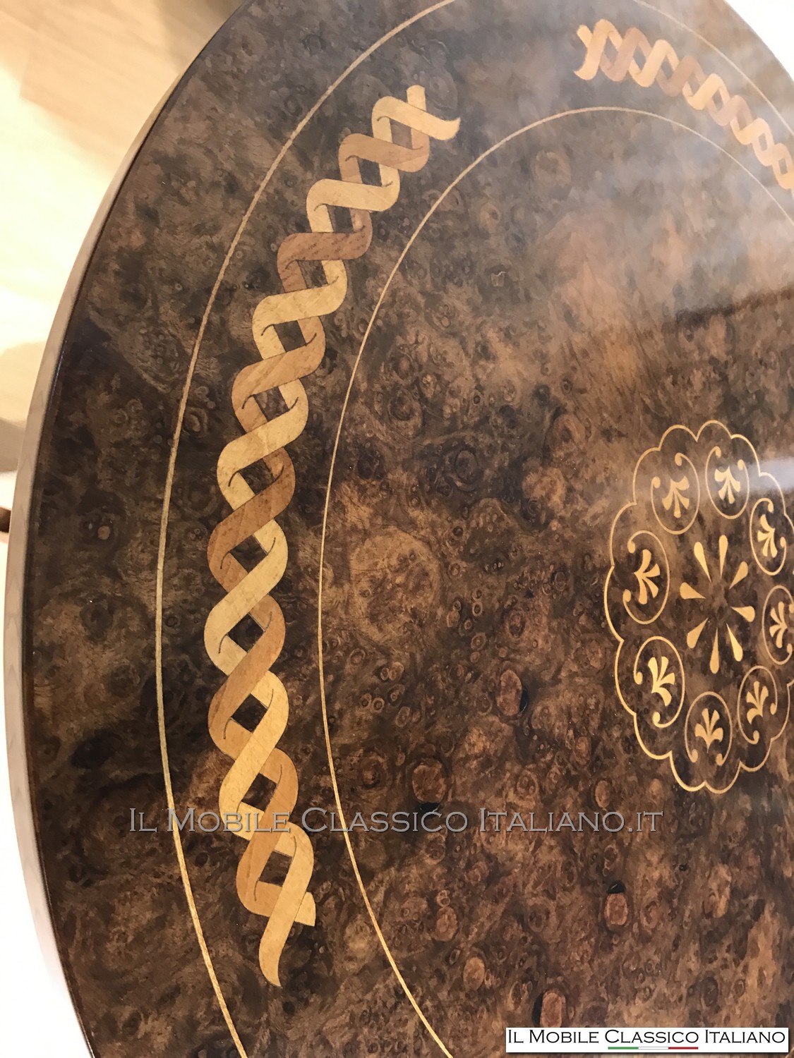 Tavolino classico da salotto rotondo personalizzato